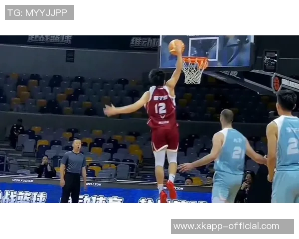 管子煜突破防守连过两人上篮被文班帽封盖精彩瞬间回顾