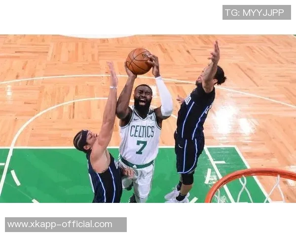 麦坎茨称赞杰伦布朗为后卫攻防一体最佳球员不谈文班与字母 麦坎茨称赞杰伦布朗为后卫攻防一体最佳球员不谈文班与字母